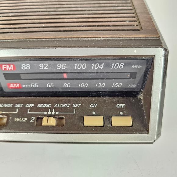 Vintage AM/FM Digital Alarm Clock Radio Woodgrain 1980s Works Tested GE 7-4616B - Picture 12 of 16